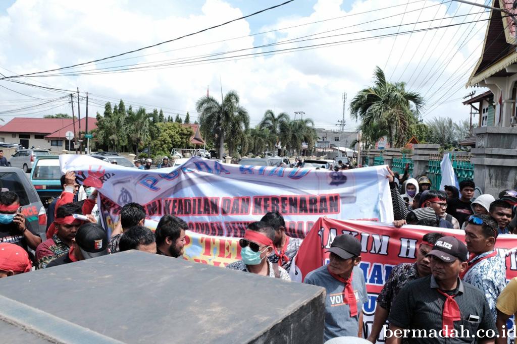 Demo di PN Pekanbaru, Massa Inginkan Praperadilan Muhammad Ditolak