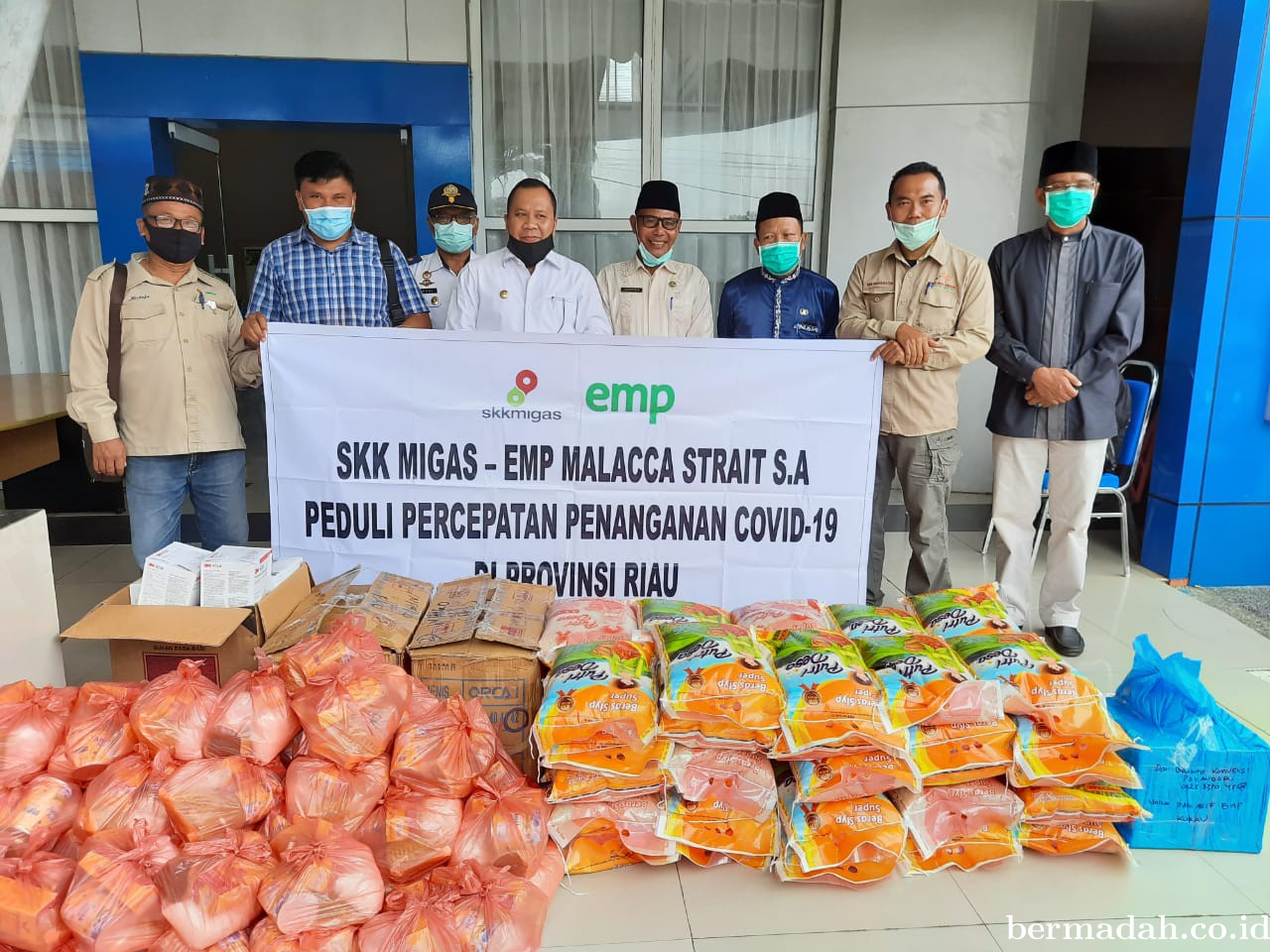 SKK Migas-EMP Malacca Strait SA Serahkan Sembako ke Kabupaten Kepulauan Meranti dan Siak