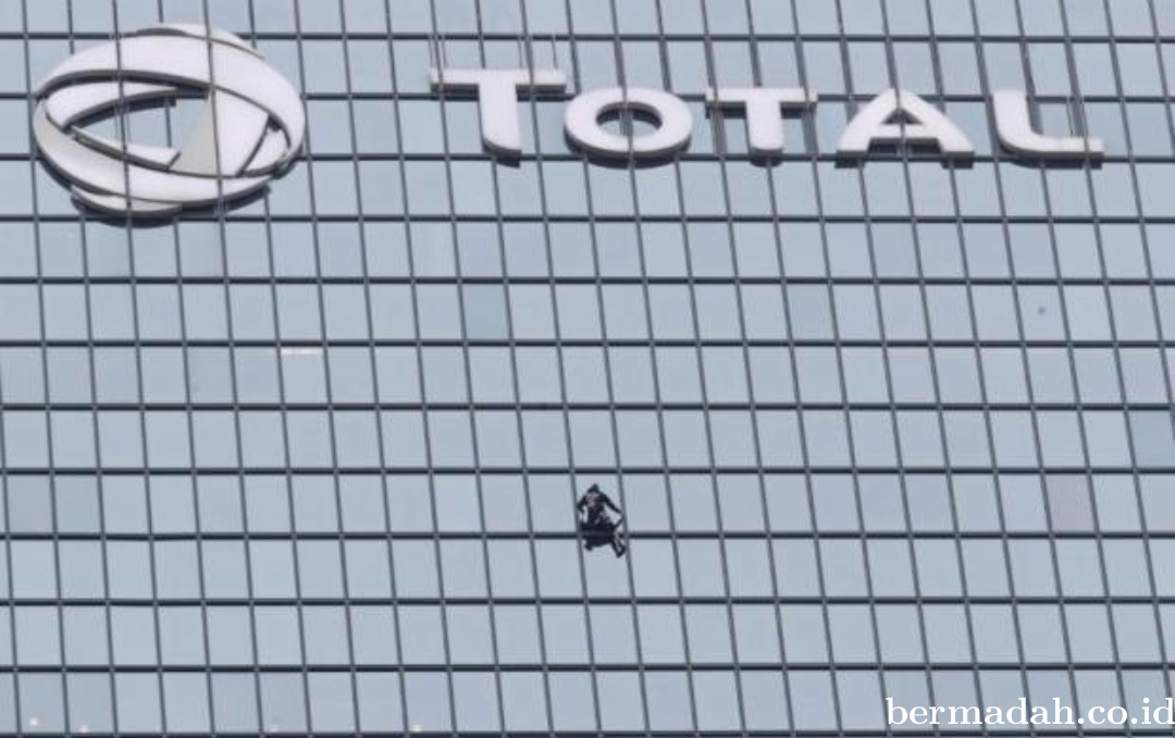 Spiderman Prancis kembali Panjat Gedung Tinggi di Paris