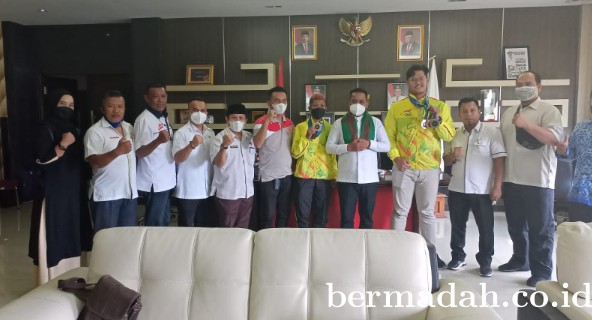 Bupati H Zukri Ucapkan Terima Kasih, Tiwa dan Rio Atlit Pelalawan Peraih Medali Peparnas