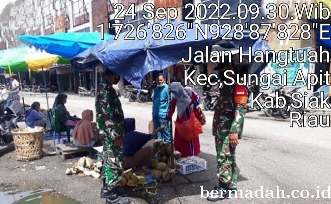 Babinsa Koramil 02/SA Kopda Ahmad Saifudin Disiplinkan Prokes Masyarakat di Pusat Pasar