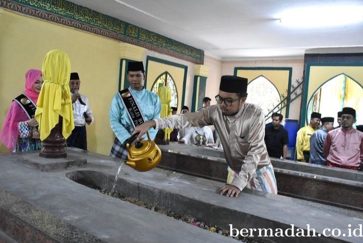 Wakil Ketua DPRD Pekanbaru bersama Sekwan Ziarah Makam Marhum Pekan, bersama Pj Walikota Pekanbaru