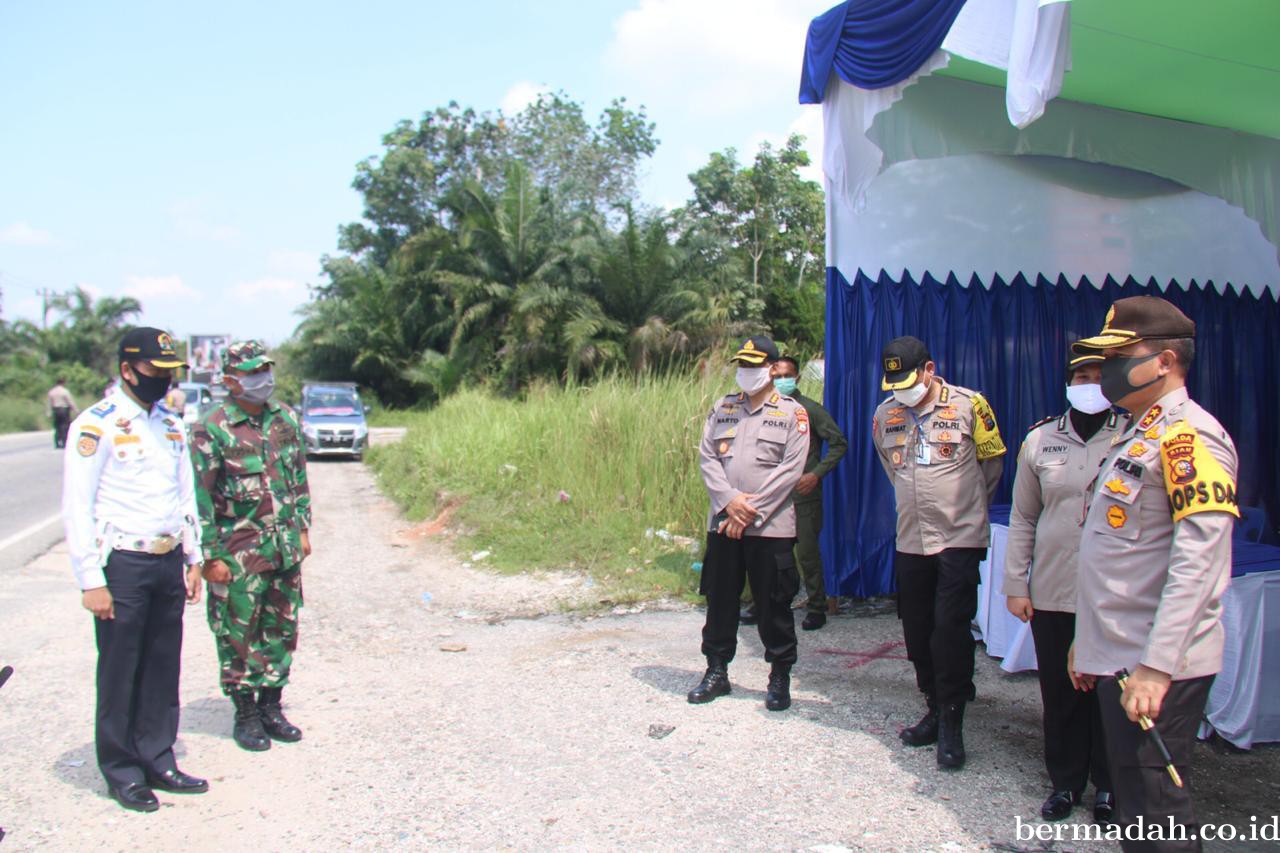 Kapolda Riau Cek Pos  Pengawasan Covid-19 di Jalur Lintas Timur KM 21