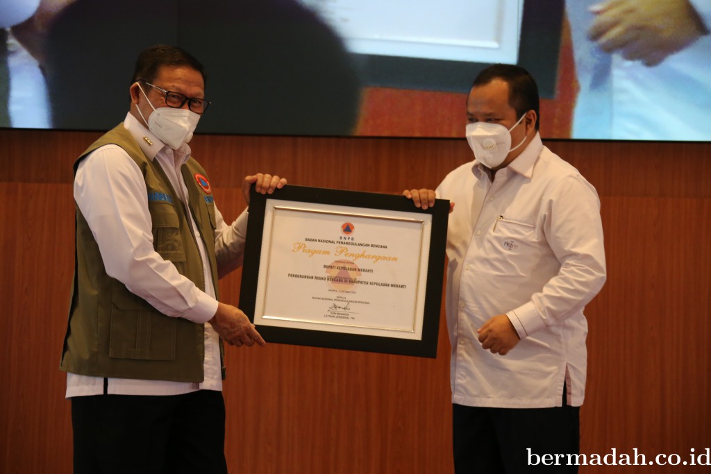 Berhasil Kurangi Risiko Karhutla, BNPB Beri Penghargaan ke Bupati Meranti