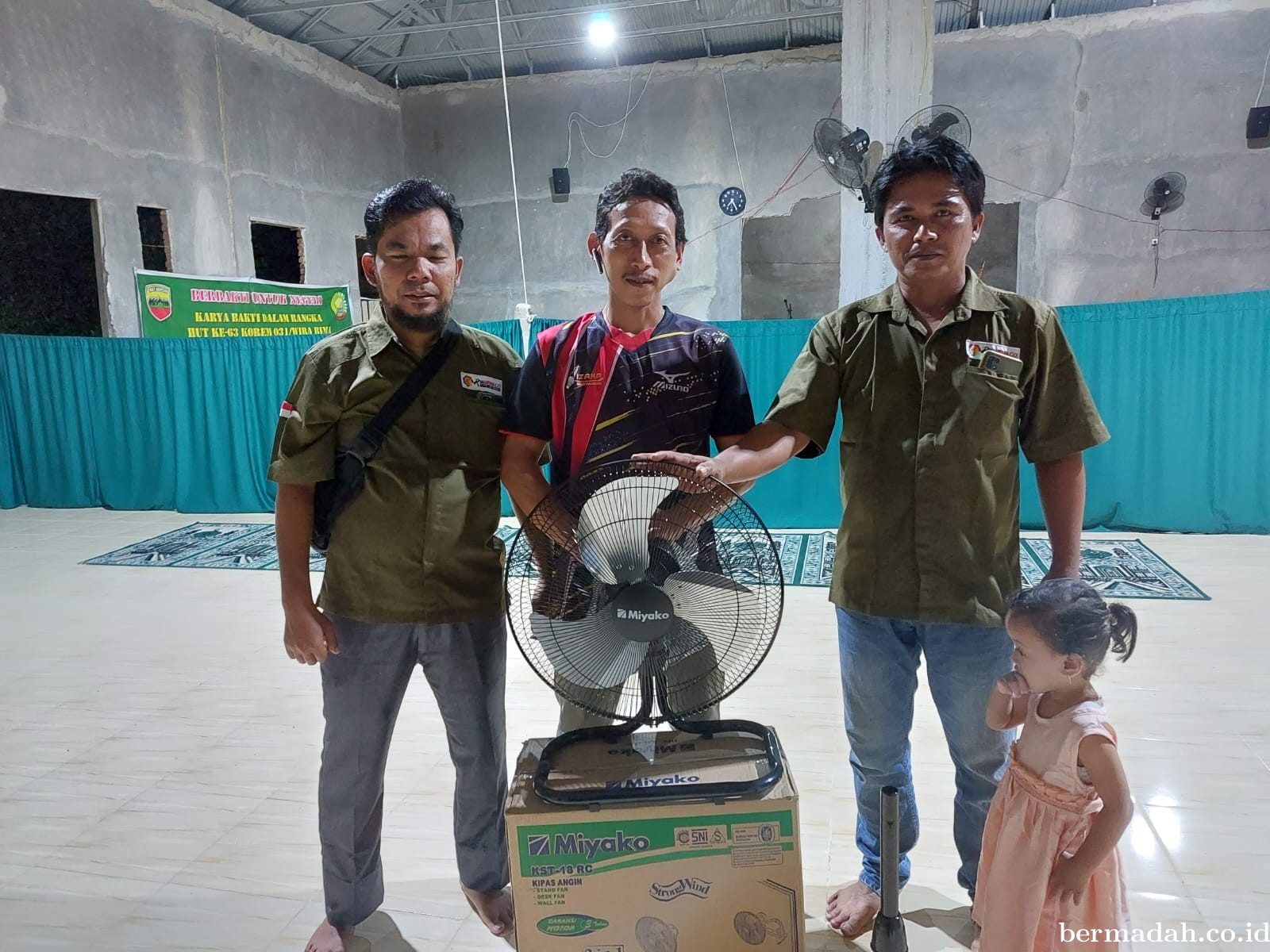 Melalui SAM Group, Bank Riau Kepri Berikan Bantuan Kipas Angin di Masjid Jamiul Barokah