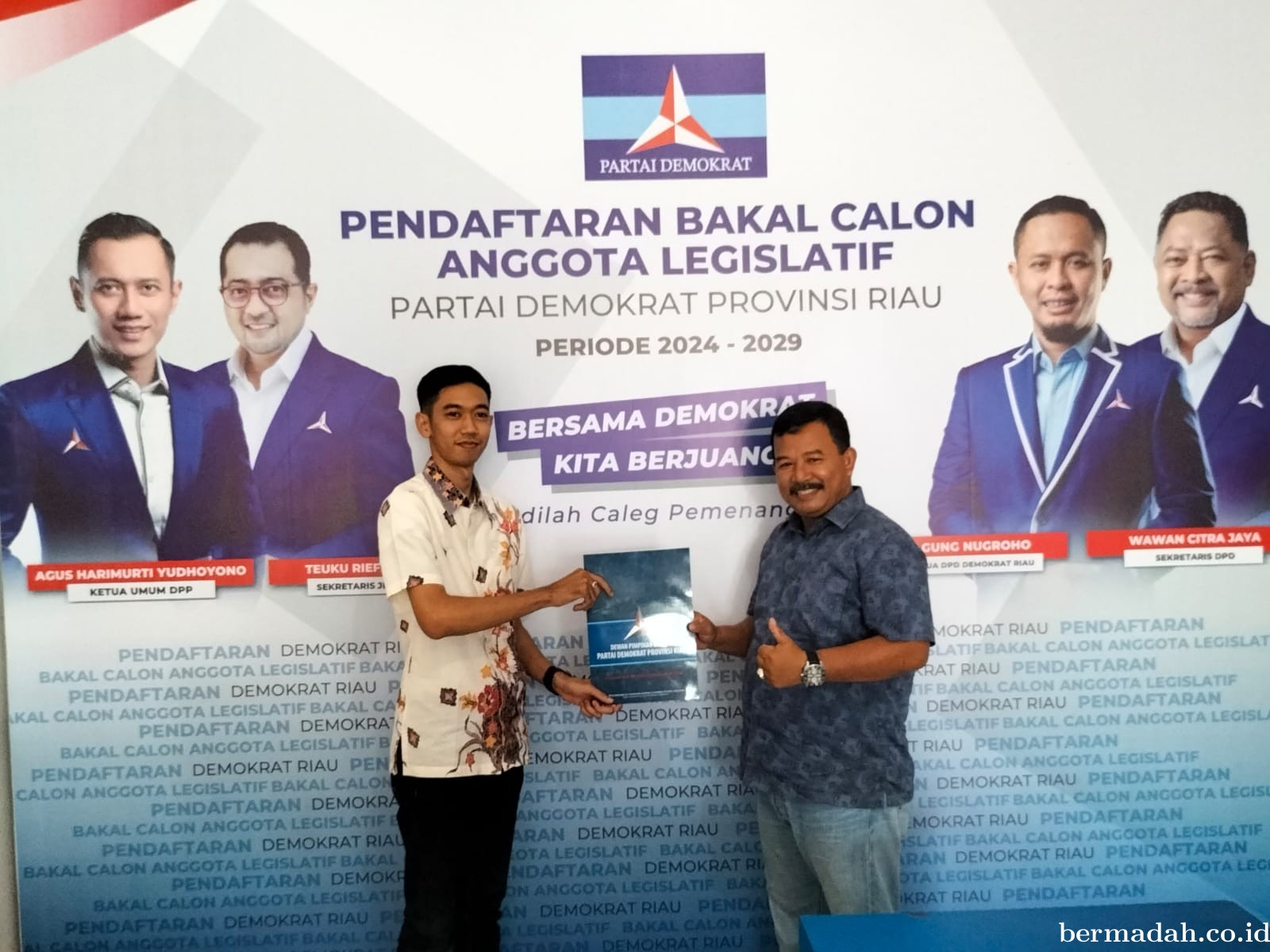 Ketua DPC Demokrat Inhu, Adila Ansori Ambil Formulir Pendaftaran Bacaleg DPRD Riau