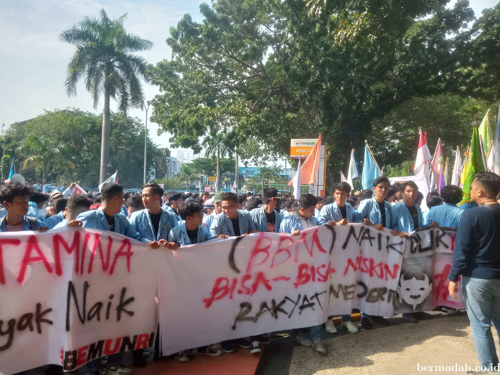 Sampaikan Pernyataan Sikap, Ribuan Mahasiswa Datangi Kantor DPRD Riau