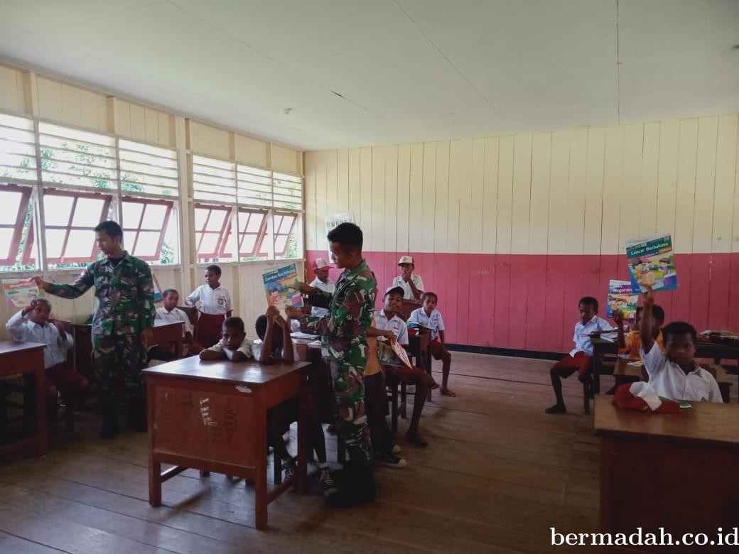 Satgas Yonif 126/KC Jadi Tenaga Pendidik di Perbatasan Papua