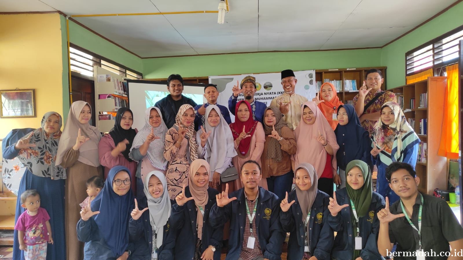 Sosialisasi Pengenalan dan Pemanfaatan Tanaman Apotek Hidup di Kampung Rawang Kao Barat