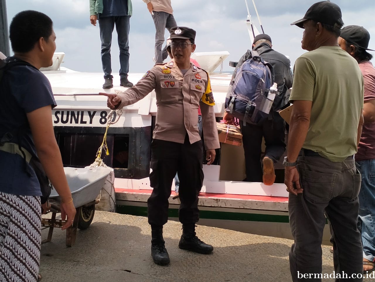 Polsek Kuala Kampar Kegiatan Pelayanan Pengamanan Penumpang di Pelabuhan
