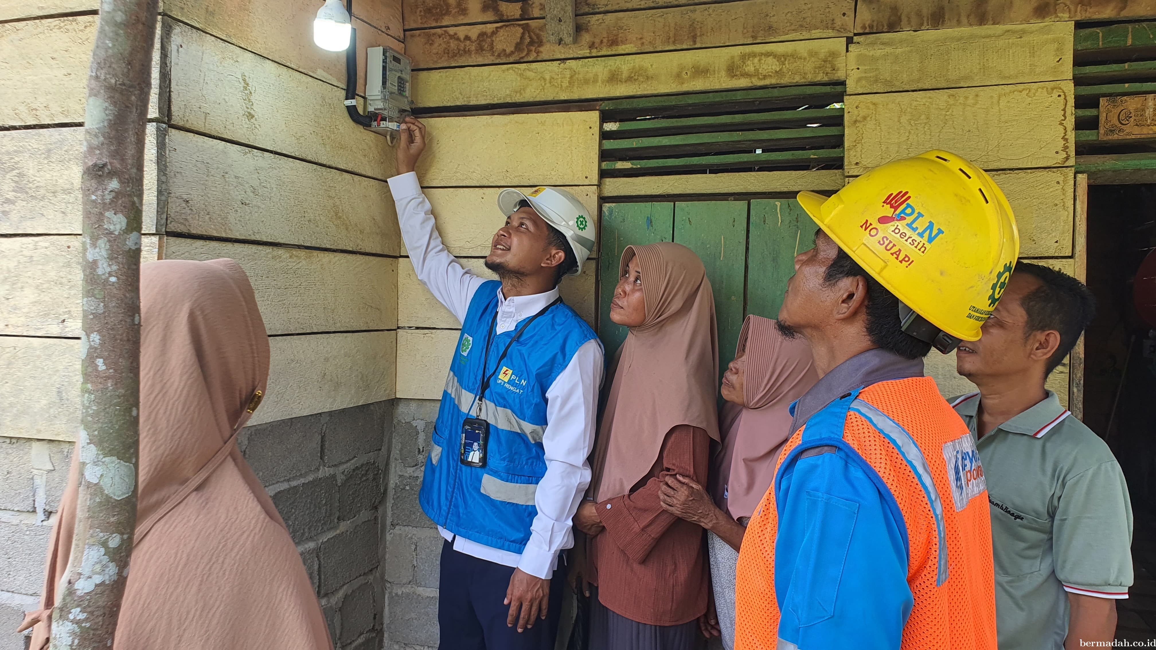 Negara Hadir, 273 KK Warga Dusun Terpencil di Indragiri Hulu Riau Kini Nikmati Listrik PLN 24 Jam
