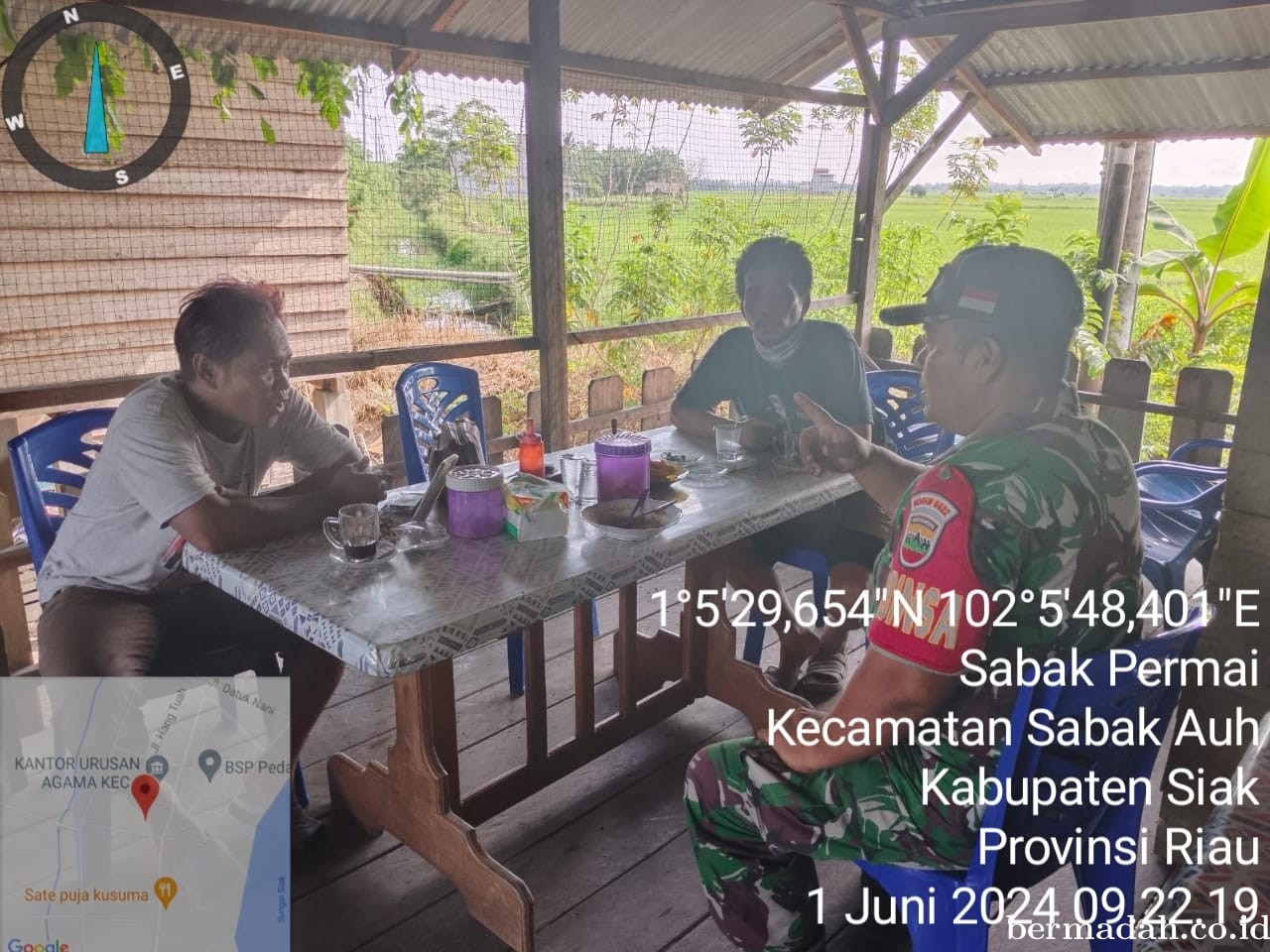 Sabtu 1 Juni 2024 Babinsa Koramil 06/ PWK Sabak Auh komsos di Kampung Sabak Permai