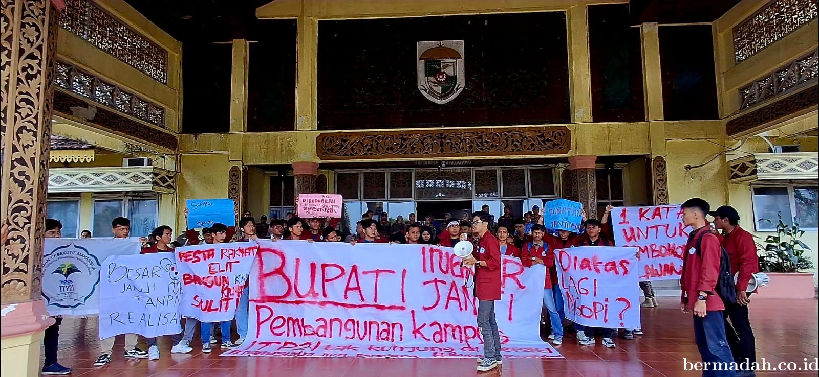 Puluhan Mahasiswa ITP2I Gelar Demo di Kantor Bupati Pelalawan, Tuntut Janji Pembangunan Kampus