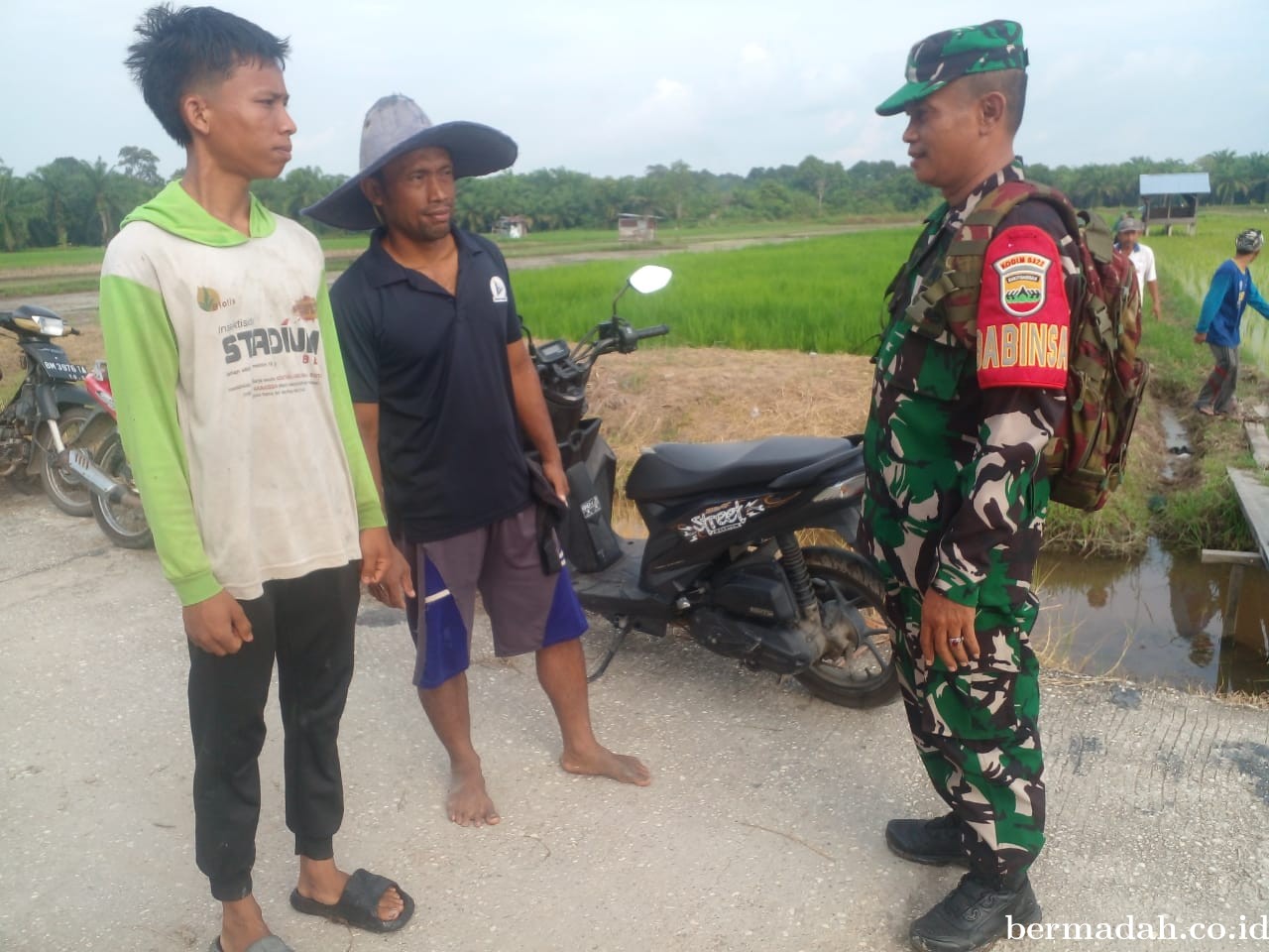 Minggu 4 Juli Babinsa Koramil 02/Sungai Apit, Komsos di Kampung Paret 1/2