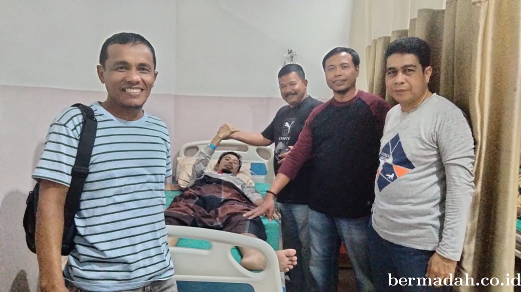 Besuk dan Bantu Sekretaris PAC yang Sakit, Ketua DPC Demokrat Inhu Adila Ansori: Semoga Cepat Sembuh