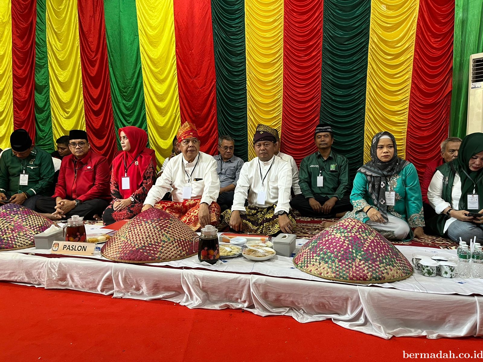 Sebelum Mendaftar di KPU, Paslon ISO Ziarah ke Makam Sultan Siak