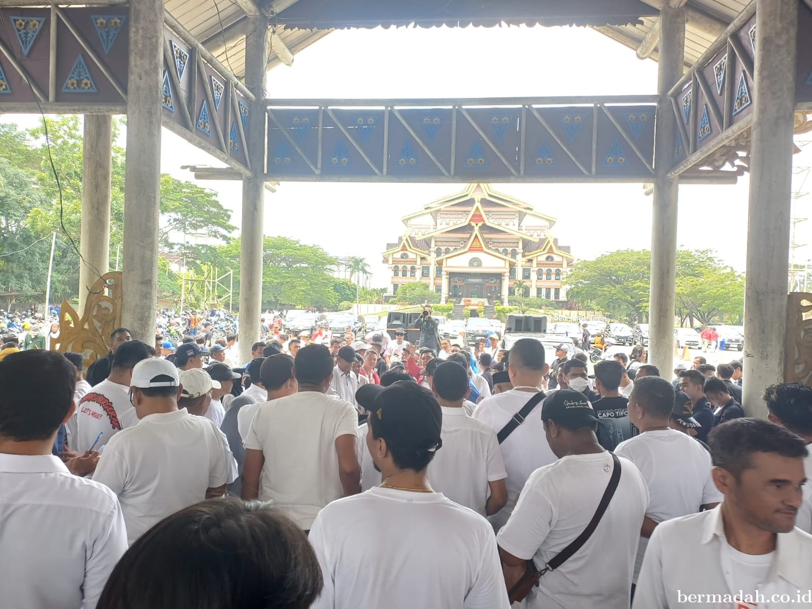 Tahapan Pendaftaran Calon, Muflihun-Ade Hartati Resmi Mendaftar Ke KPU Pekanbaru