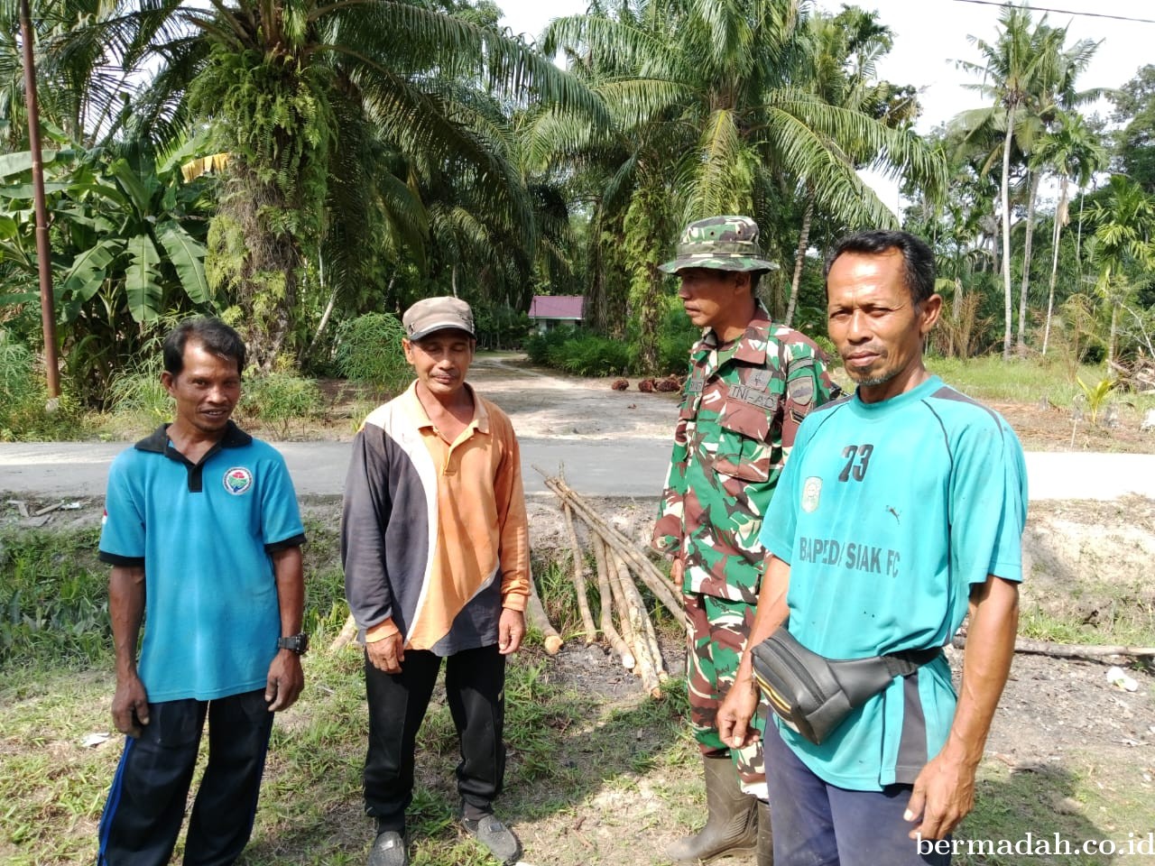 Sabtu 31 Agustus, Babinsa Koramil 02/Sungai Apit Komsos di Kampung Harapan