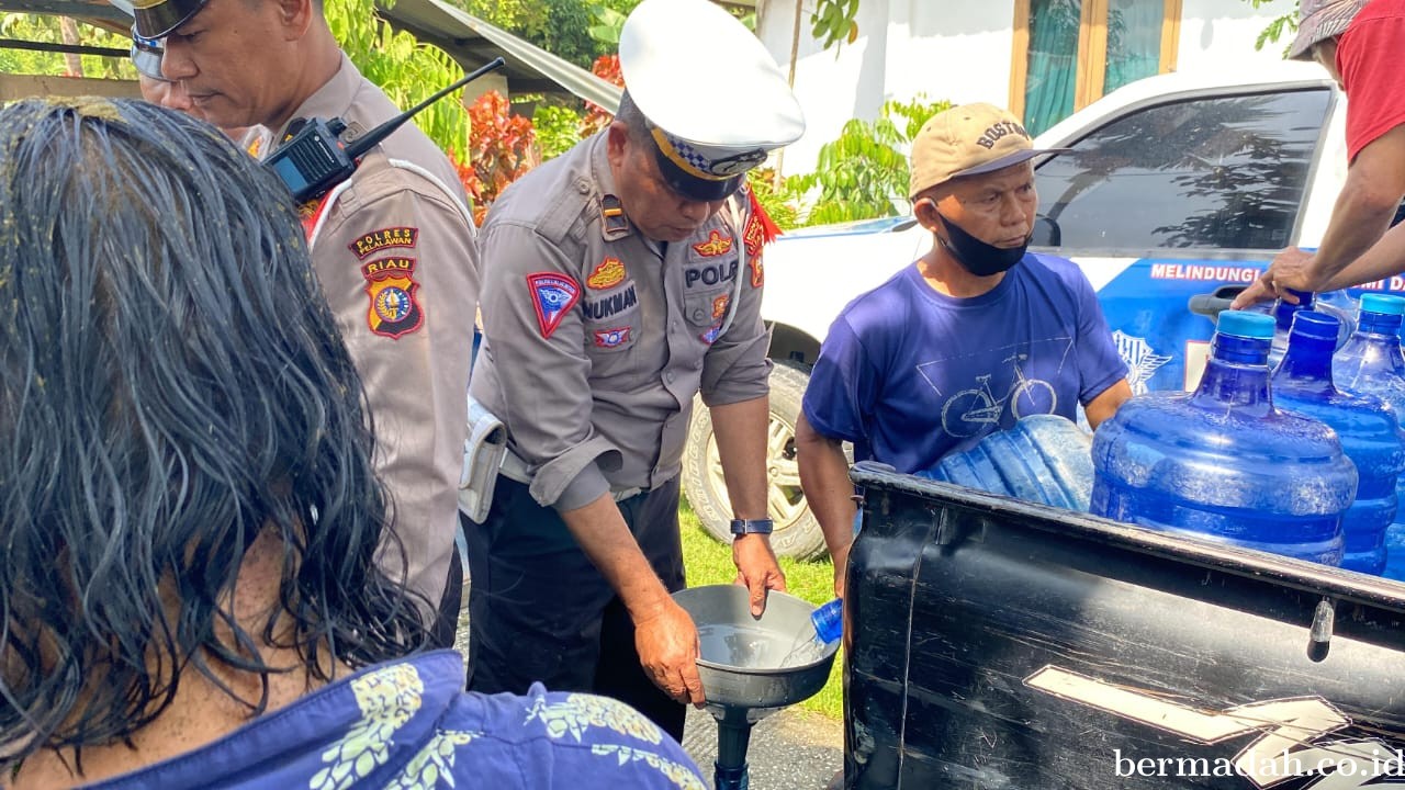 Satlantas Polres Pelalawan Bagikan 2000 Liter Air Bersih Jelang Pilkada 2024