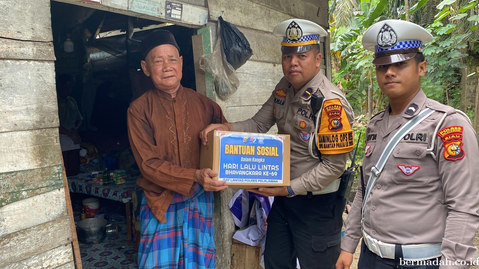 Sat Lantas Polres Pelalawan Bagikan 500 Paket Sembako di HUT Lalu Lintas Bhayangkara ke-69