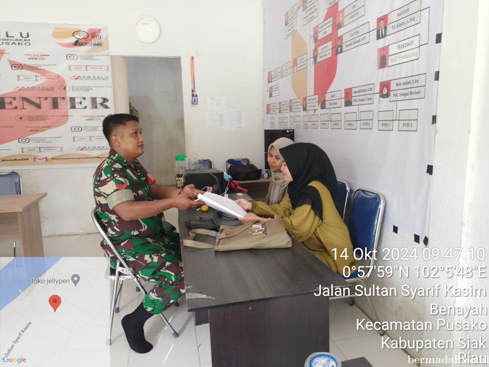 Senin 14 Oktober, Babinsa Koramil 02/Sungai Apit Patroli dan Sosialisasi Pilkada Damai