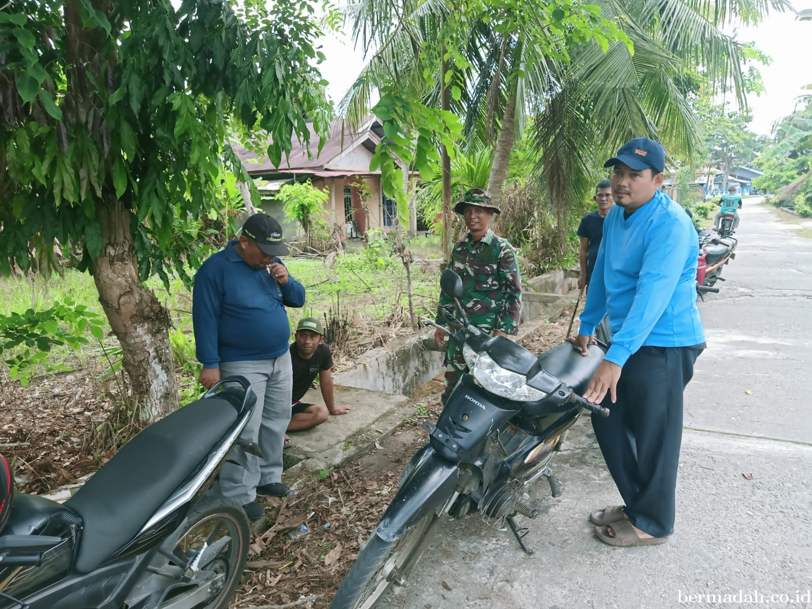 Kamis 13 Maret, Babinsa Koramil 02/Sungai Apit Patroli dan Sosialisasi Pilkada Damai