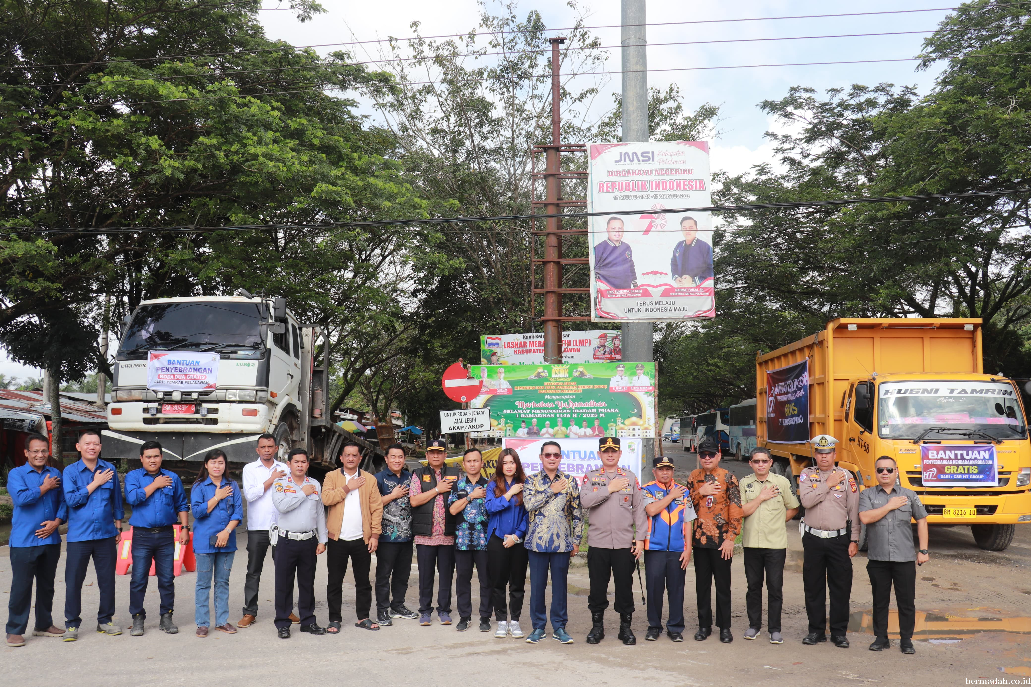 Pemkab Pelalawan dan HT Group Siagakan Truk Gratis,Bantu Warga Terdampak Banjir diJalan Lintas Timur