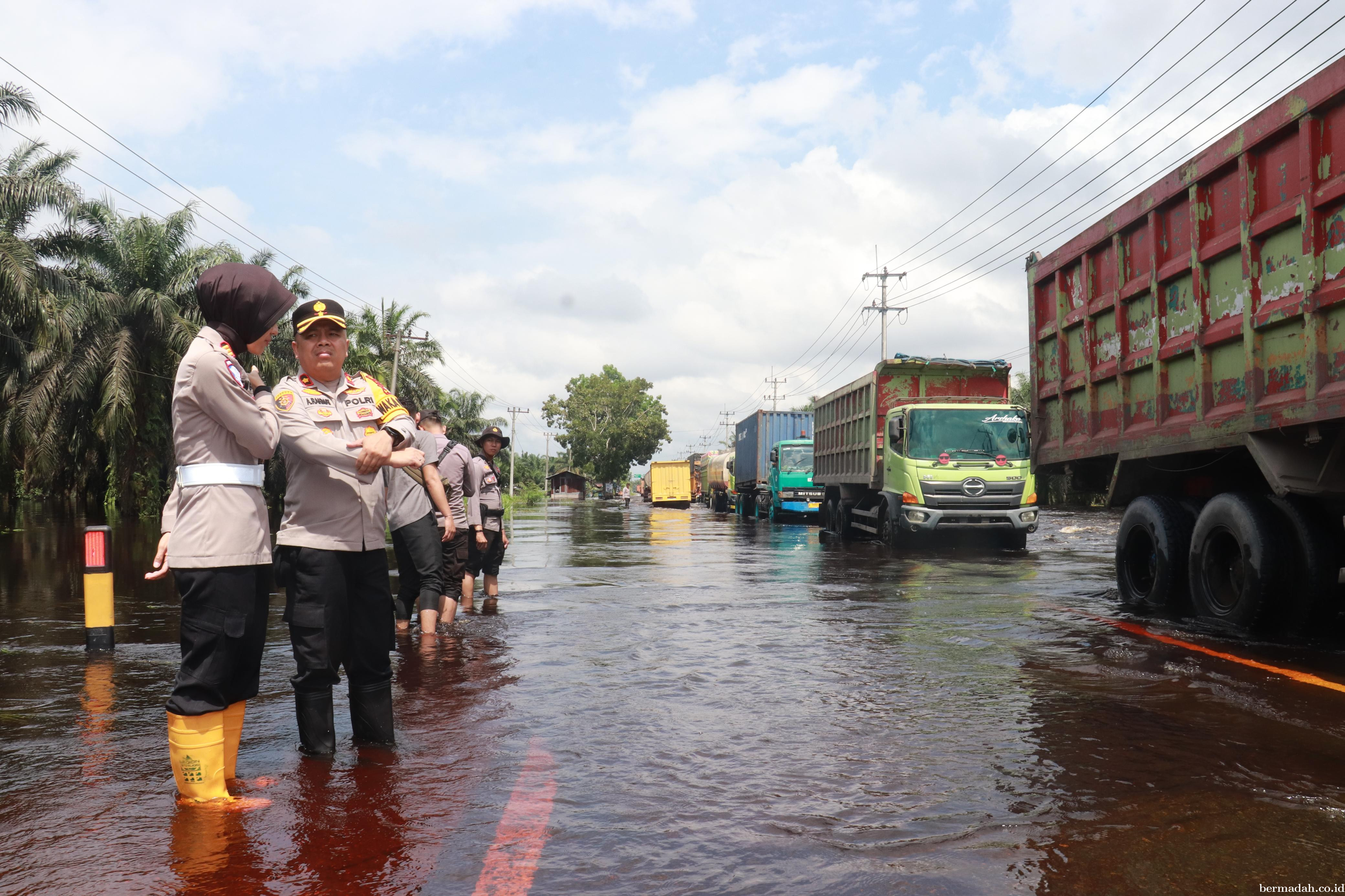 Banjir di Jalan Lintas Timur Pelalawan Mulai Surut, Arus Lalu Lintas Berangsur Lancar