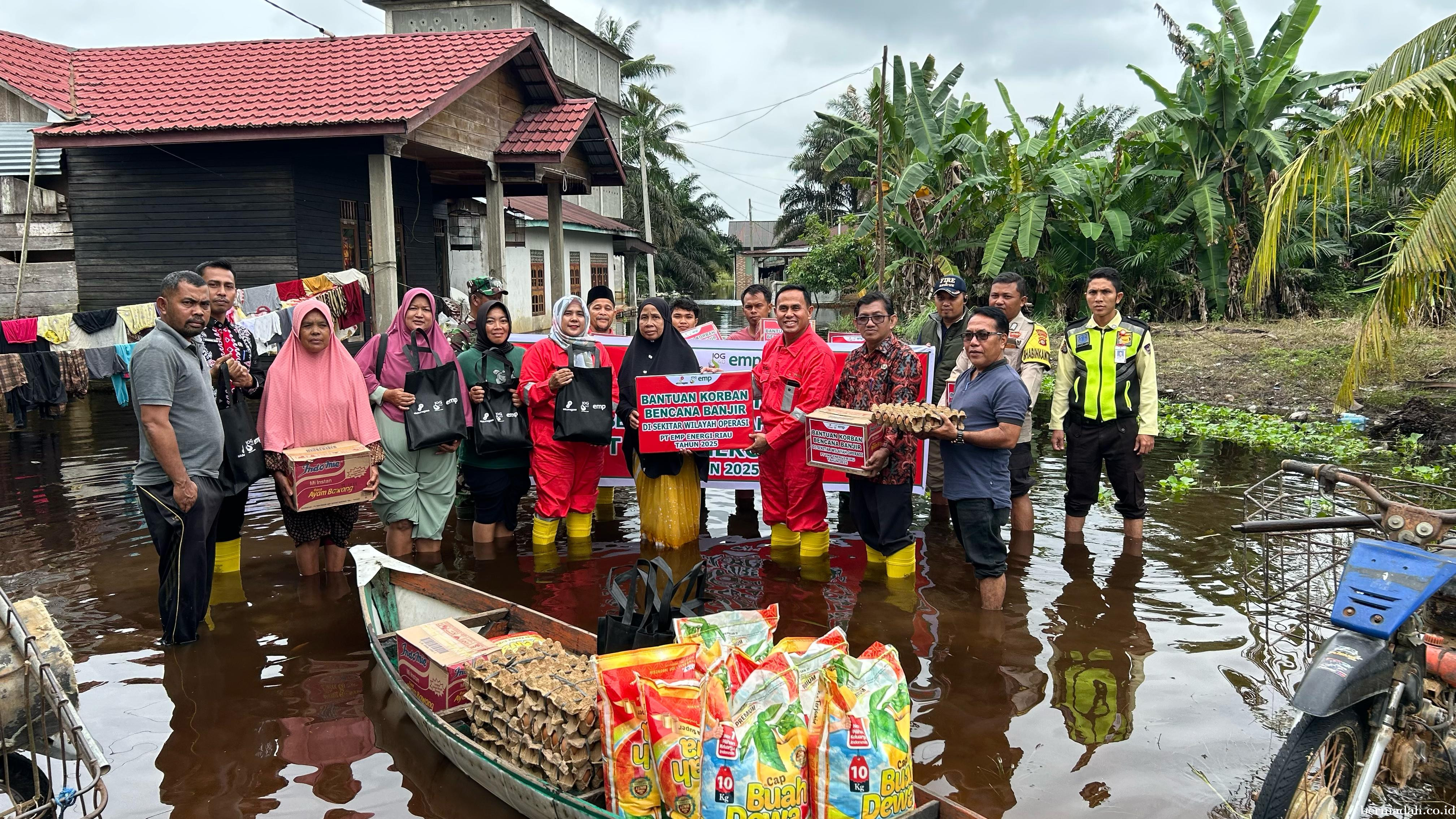 PT EMP Energi Riau Salurkan Bantuan untuk Korban Banjir di Kecamatan Kerumutan