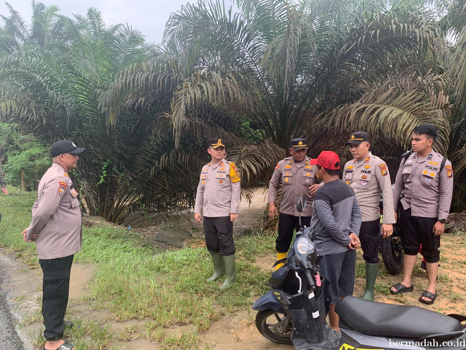 Kapolres Pelalawan Tinjau Lokasi Banjir di Dusun Tua, Pastikan Arus Lalu Lintas Aman