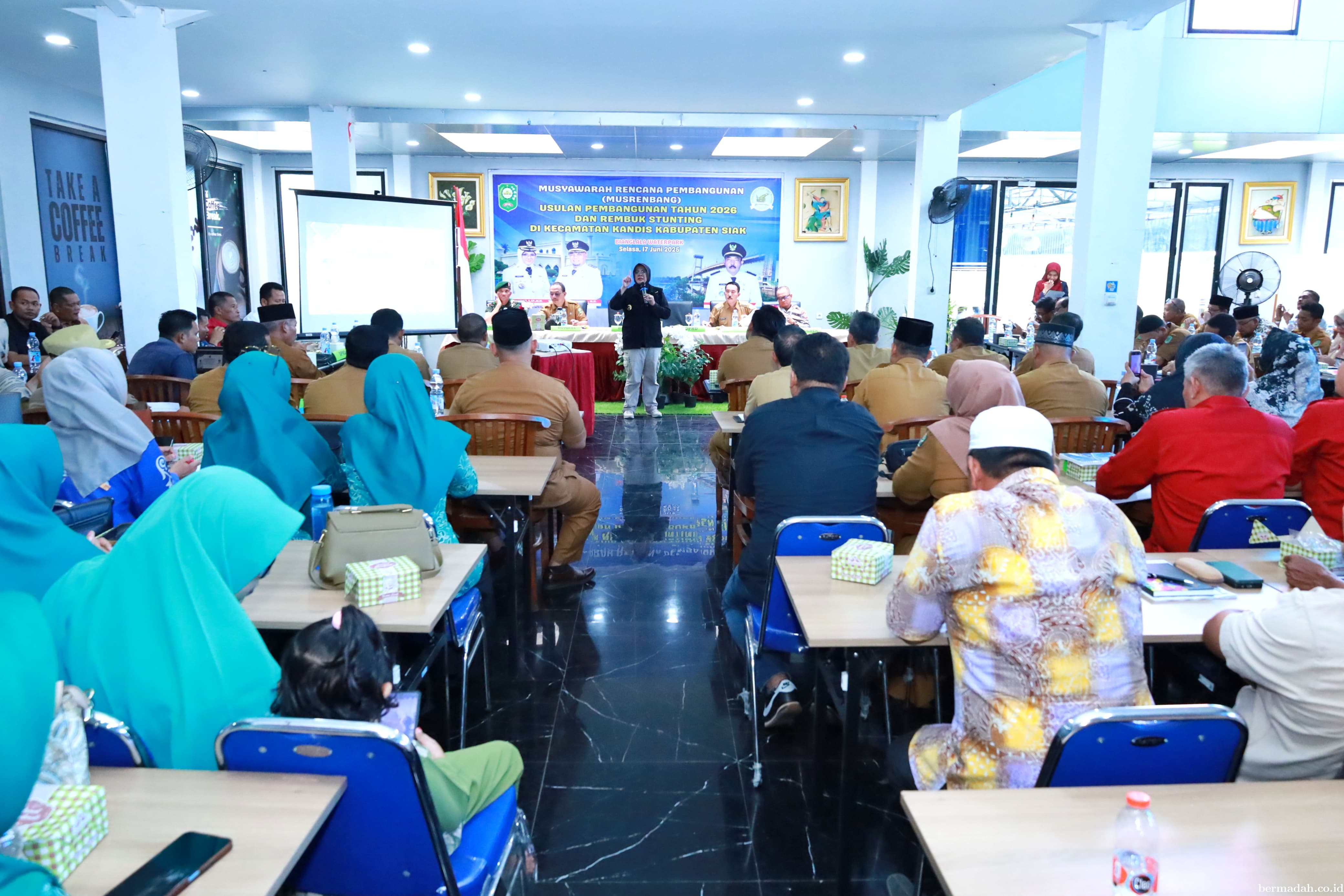 Berkeadilan, Tahun 2025 Bupati Afni akan Bangun Jalan di Semua Kecamatan