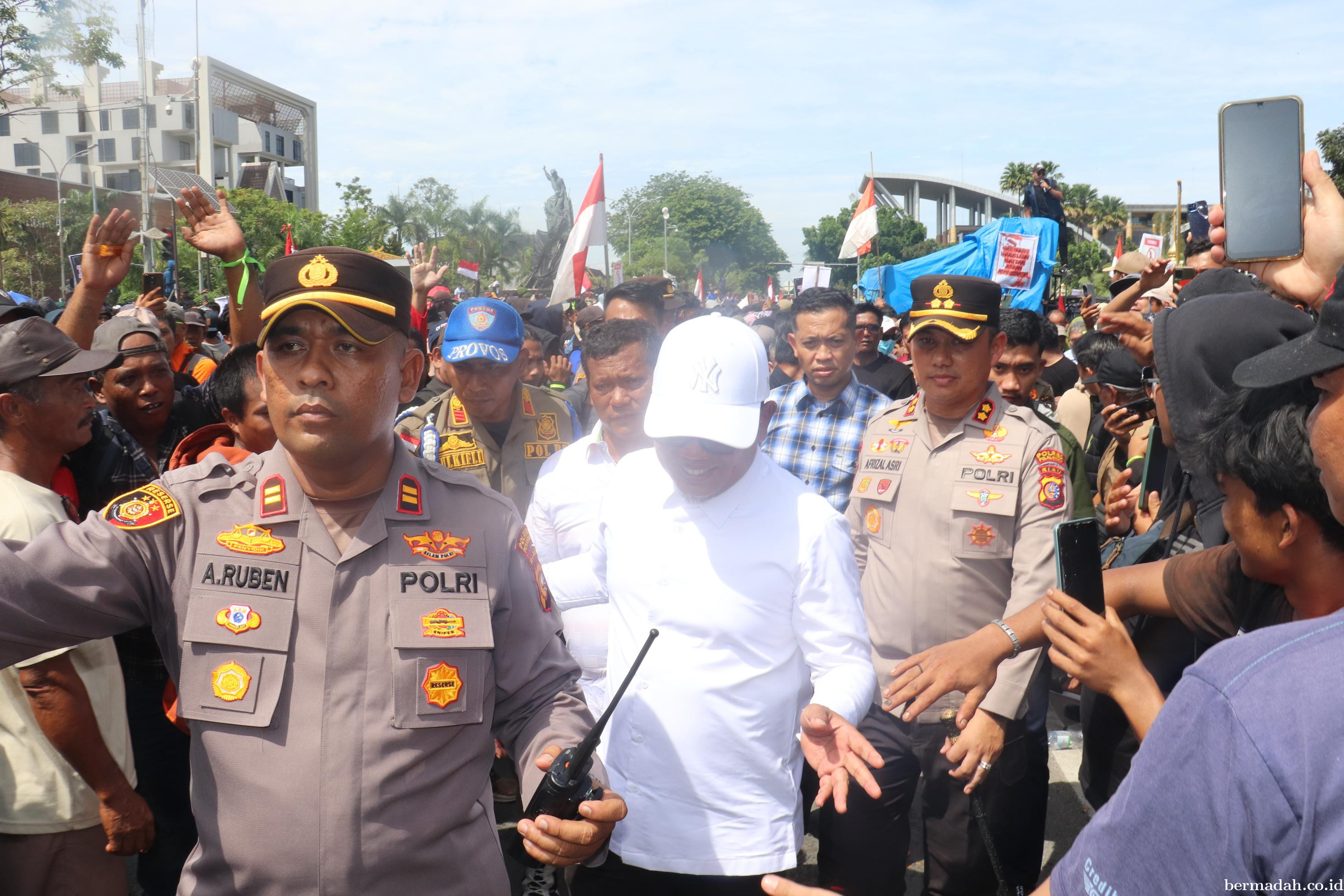 Ribuan Massa AMMP Kepung Kantor Gubernur Riau, Tuntut Tolak Relokasi Warga Tesso Nilo