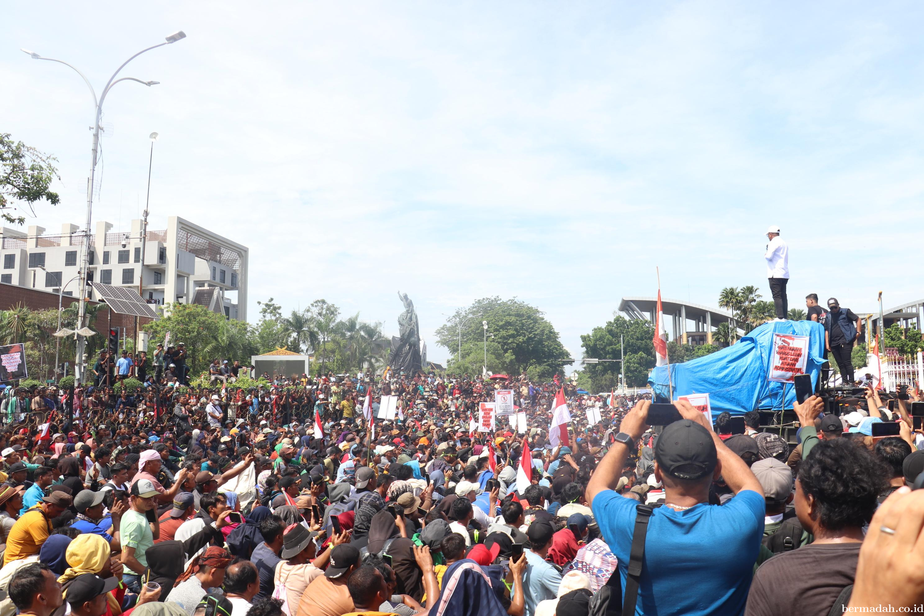 Ribuan Warga Pelalawan Kepung Kantor Gubernur Riau, Tuntut Keadilan atas Relokasi dari TNTN