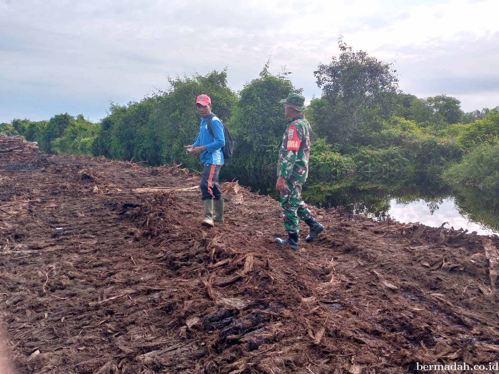 Penanggulangan Karhutla di Wilayah Koramil 02/Sungai Apit, Senin 4 Agustus