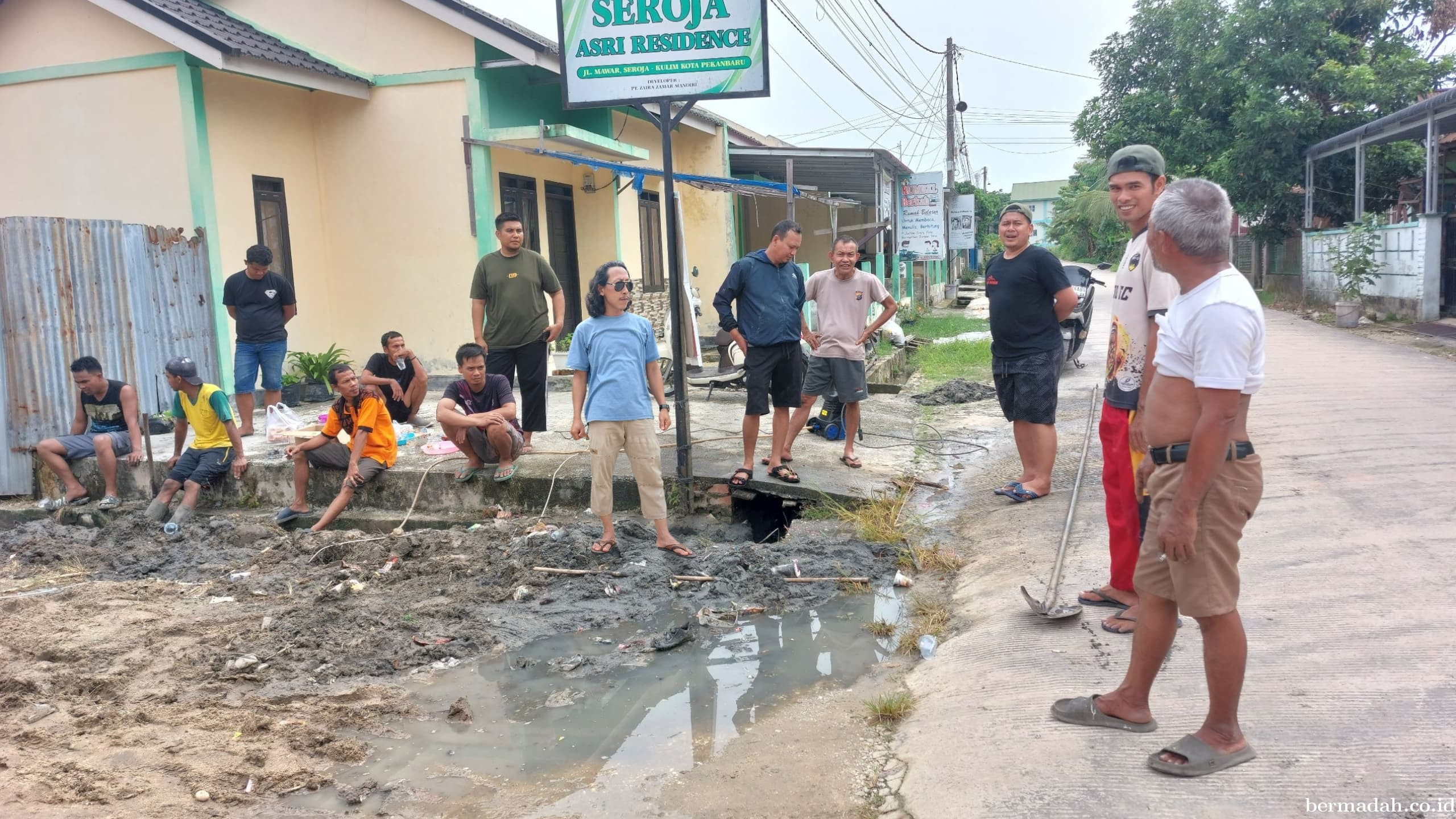 Semangat Gotong Royong Warnai Kebersamaan Warga Seroja Asri Resident