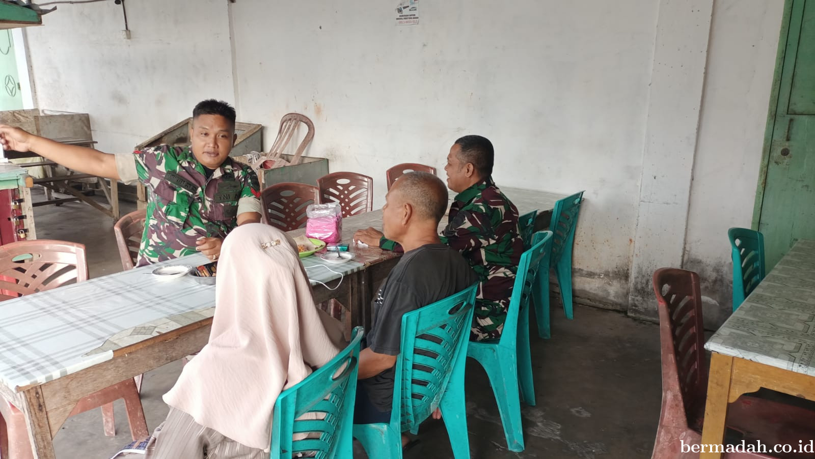 Minggu 28 September, Babinsa Koramil 02/Sungai Apit Komsos di Kampung Pebadaran