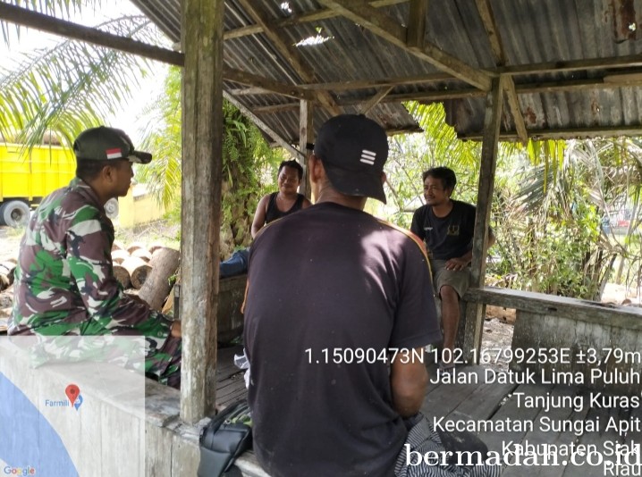 Minggu 17 Maret, Babinsa Koramil 02/Sungai Apit Komsos bersama masyarakat Kampung Tanjung Kuras
