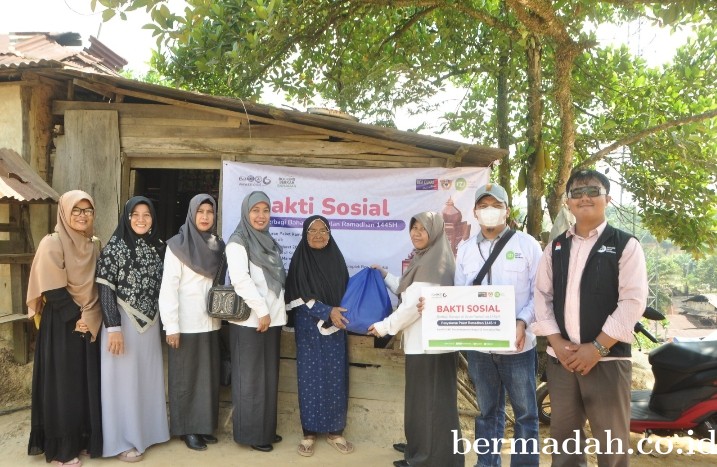 Kanwil DJBC Riau bersama IZI Riau berbagi 85 Paket Ramadhan untuk Masyarakat Pinggiran Pekanbaru