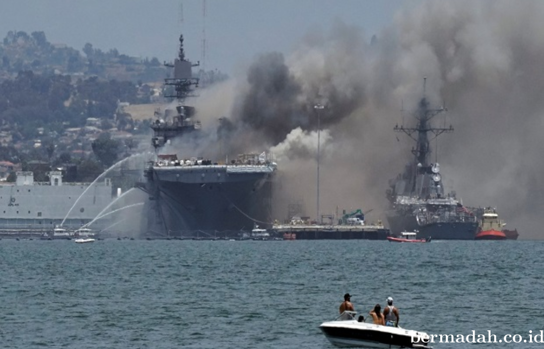 Kapal Perang AS Terbakar dan Meledak