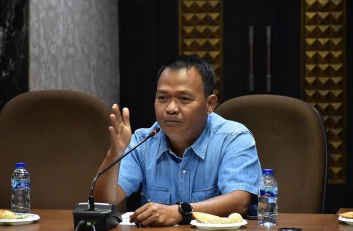 Foto 1: Wakil Ketua Komisi I DPRD Aidil Amri S Sos yang hadir saat rapat